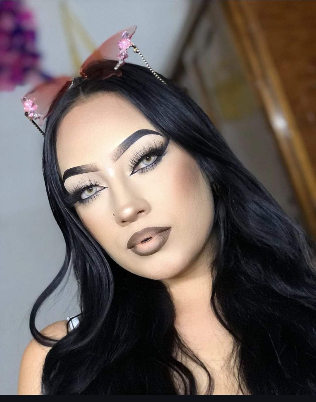 GLAMOROUS